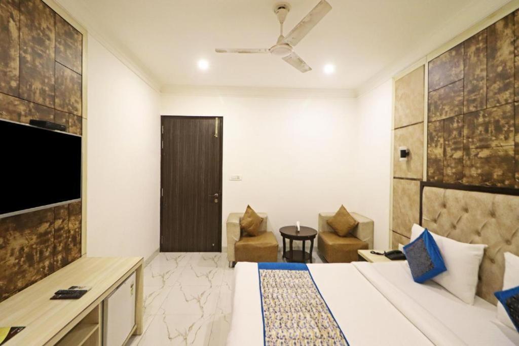 Hotel Almora Sky Near By Delhi International Airport With - Free Airport Pickup And Drop Нью-Делі Екстер'єр фото