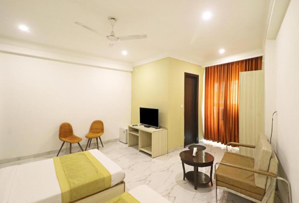 Hotel Almora Sky Near By Delhi International Airport With - Free Airport Pickup And Drop Нью-Делі Екстер'єр фото