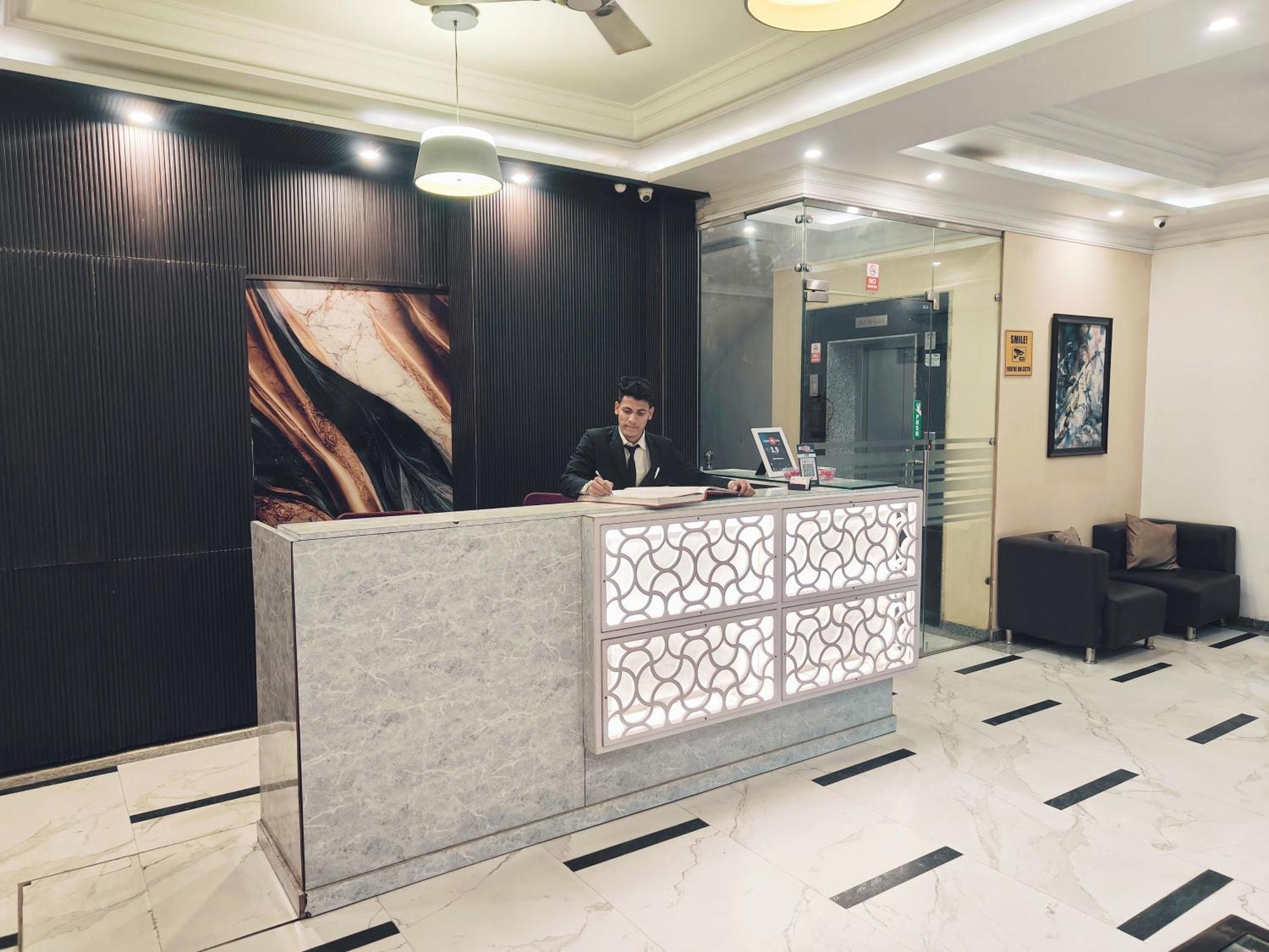 Hotel Almora Sky Near By Delhi International Airport With - Free Airport Pickup And Drop Нью-Делі Екстер'єр фото