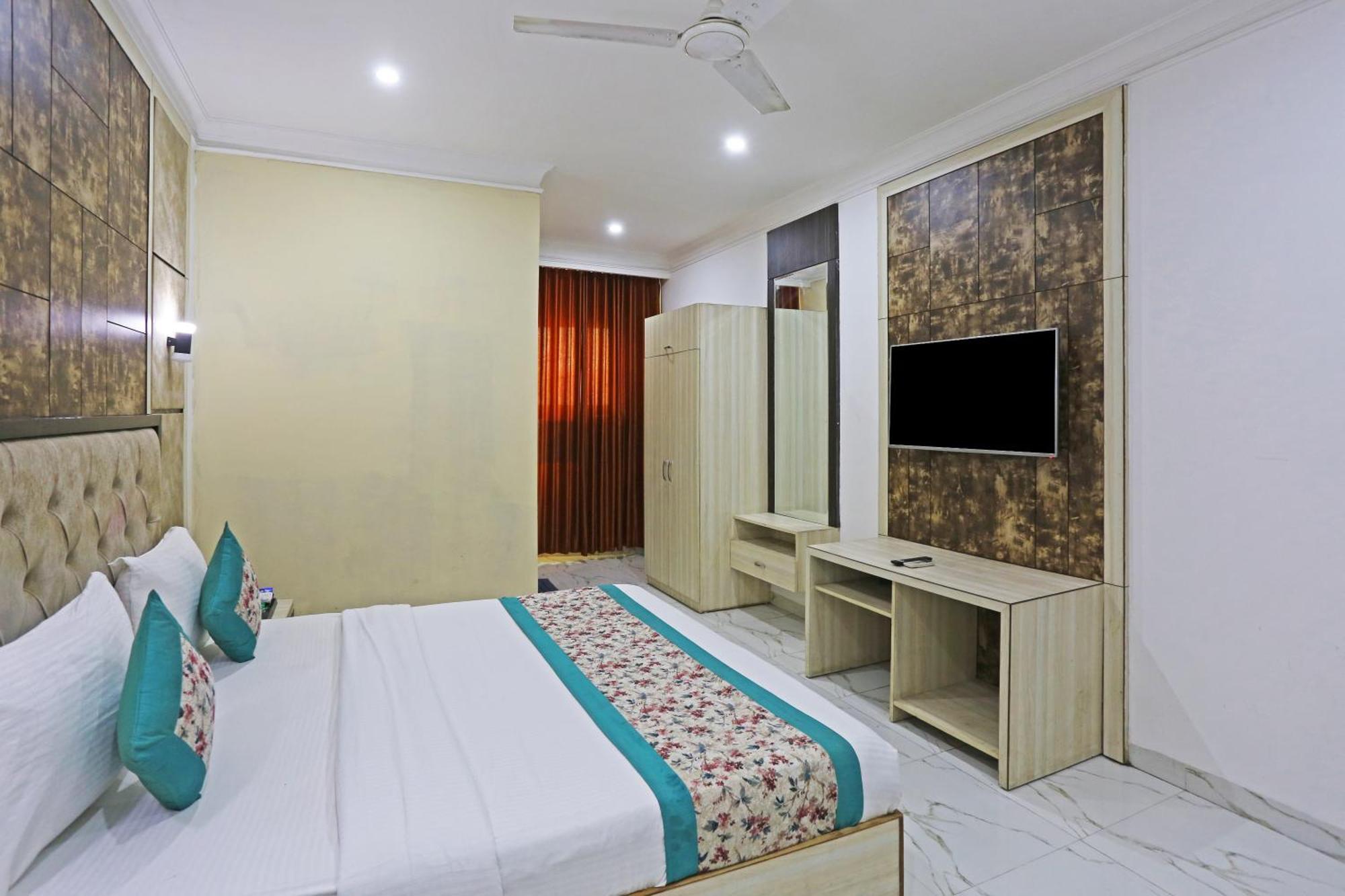 Hotel Almora Sky Near By Delhi International Airport With - Free Airport Pickup And Drop Нью-Делі Екстер'єр фото